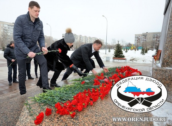 Возложение цветов к памятнику Героя России Александра Прохоренко. Возложение цветов к памятнику Героя России Александра Прохоренко.