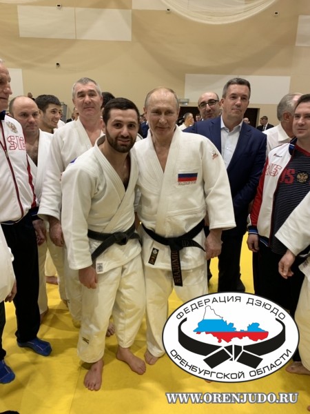 Президент Российской Федерации Владимир Путин с первым номером мирового рейтинга оренбуржцем Робертом Мшвидобадзе.